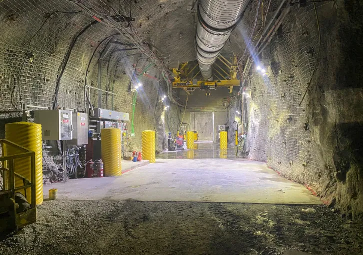 Underground mine service bay for haulers and loaders