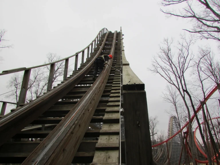 Horizontal lifeline along the lift hill of a wooden roller coaster